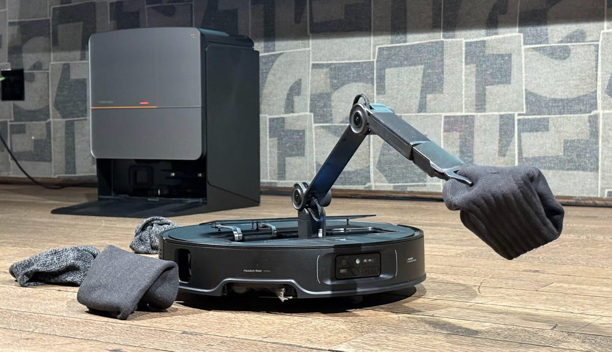 roborock placing garbage into trash can