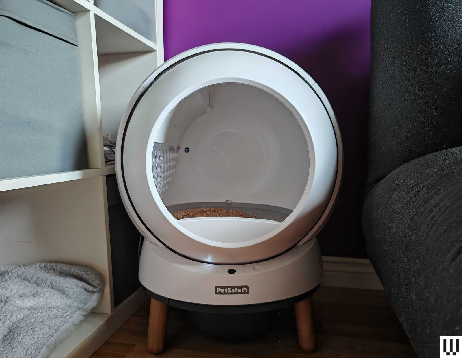 Domeshaped cat litter device with beige materials inside on the bottom